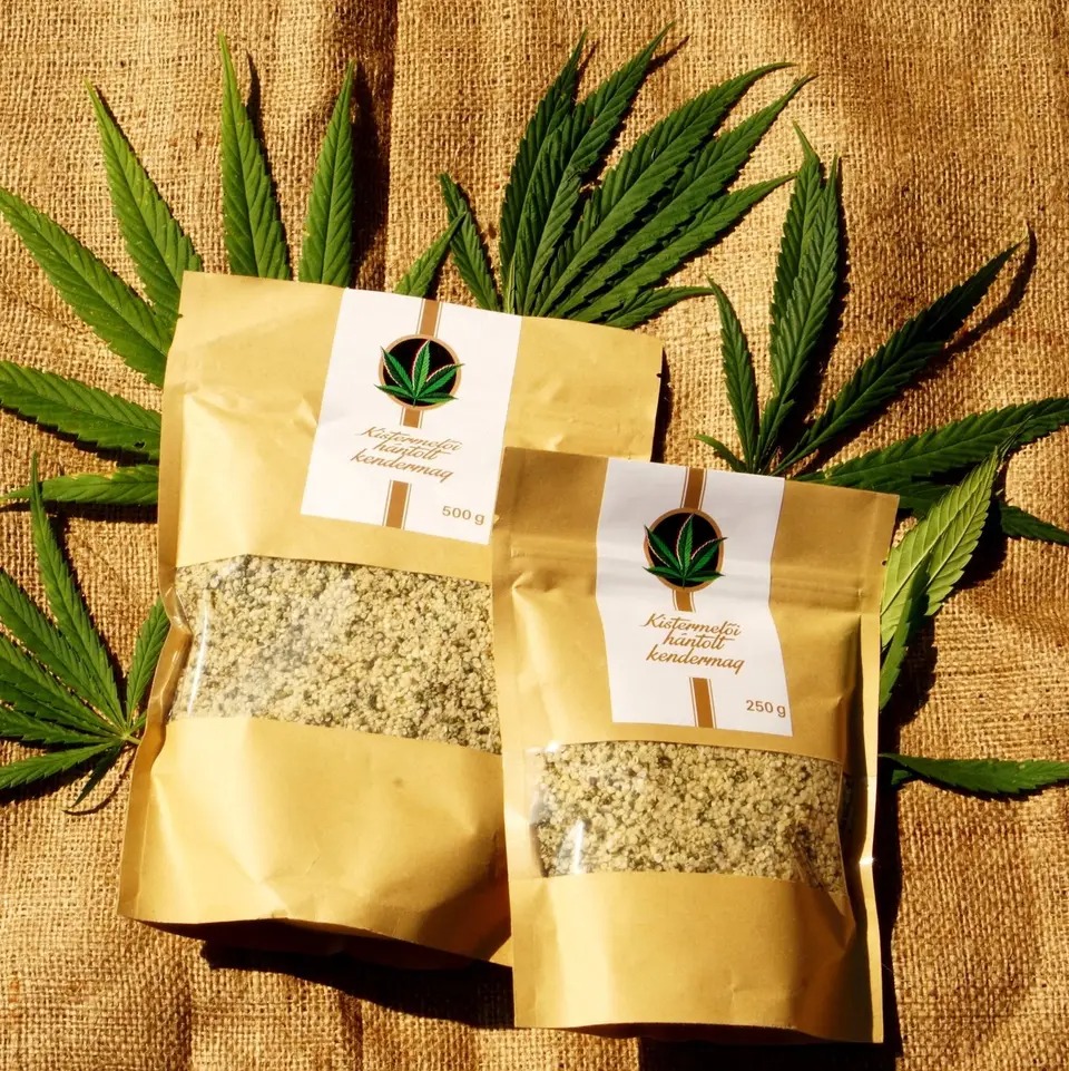 Kistermelői hántolt kendermag 250 g és 500 g kiszerelésben kenderlevelekkel